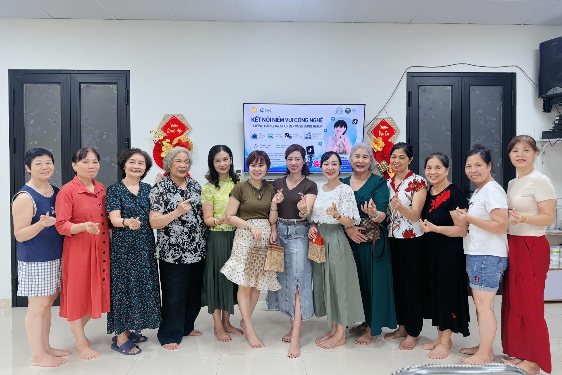 Người cao tuổi tự tin bắt nhịp thời đại cùng chương trình "Kết nối niềm vui công nghệ" của CAC