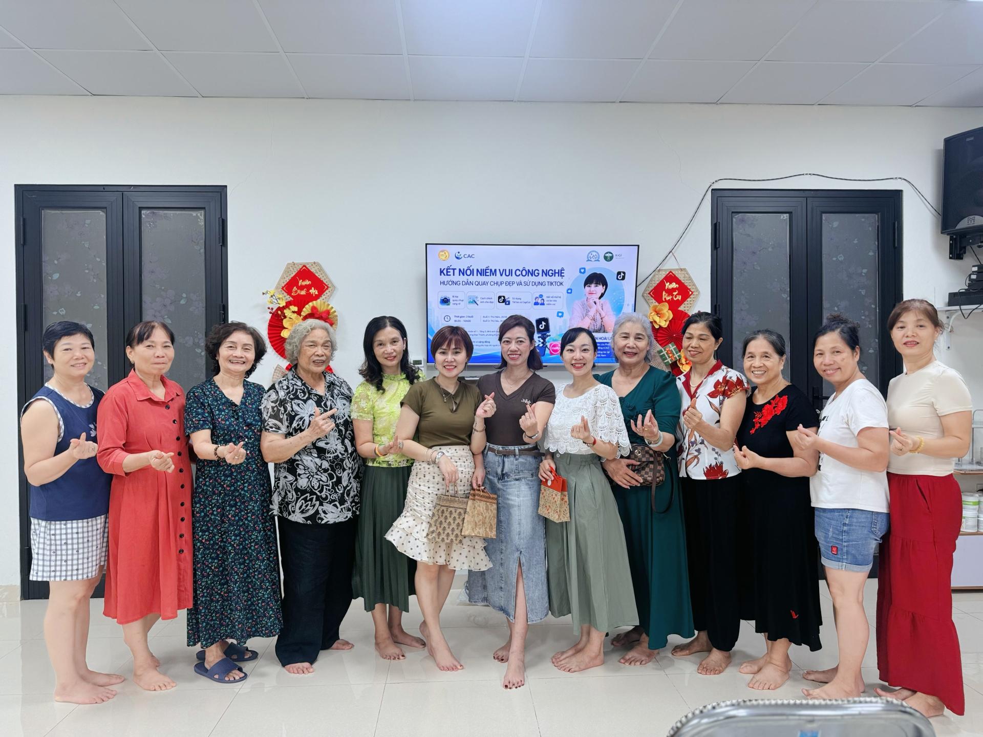 Người cao tuổi tự tin bắt nhịp thời đại cùng chương trình "Kết nối niềm vui công nghệ" của CAC